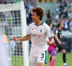 记者：哈托接近加盟切尔西，阿贾克斯加入竞争日本后卫板仓滉