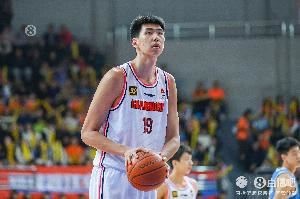 媒体人：对于超级缺少内线的广州来说 徐昕下赛季时间肯定非常多