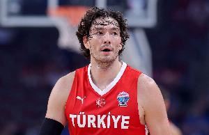 手感火热但有犯规隐患！奥斯曼首节4中4&三分3中3砍11分 身背3犯