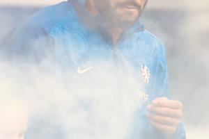 里斯-詹姆斯社媒晒照：蓝桥在昨日的比赛山呼海啸，气氛太棒啦！